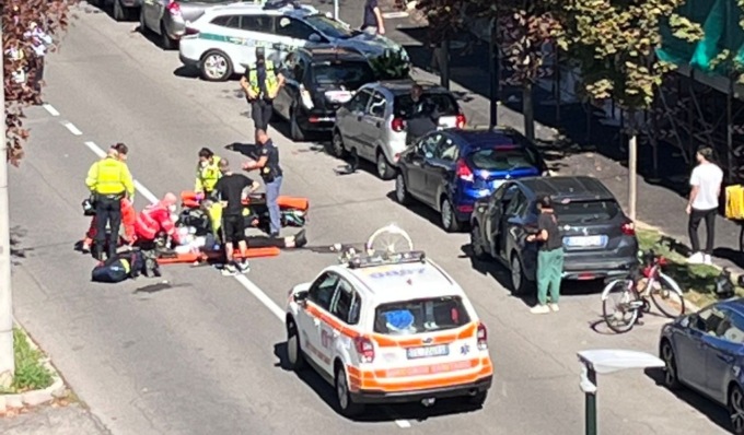 Apre la portiera dell’auto e colpisce un ciclista, 21enne in rianimazione