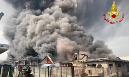 Incendio in azienda chimica a San Giuliano Milanese, come stanno i sei operai feriti: in rianimazione 44enne di Marzano