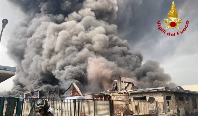 Incendio in azienda chimica a San Giuliano Milanese, come stanno i sei operai feriti: in rianimazione 44enne di Marzano