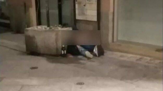 Due giovani fanno sesso nel centro storico di Pavia, identificati