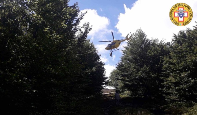Cade mentre cerca funghi, 69enne in ospedale in elisoccorso