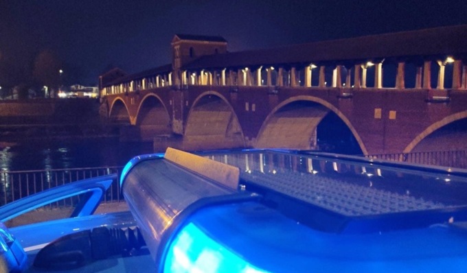 Ferma una 20enne nei pressi della Minerva, le toglie di forza la maglietta e tenta di violentarla
