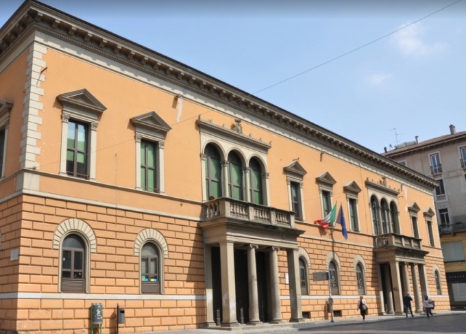Lesse le chat sul figlio bullizzato dalle colleghe: archiviazione per la mamma-maestra