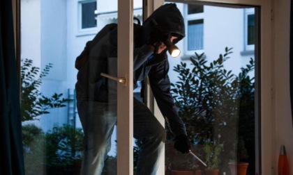 Faccia a faccia con il ladro al rientro a casa: topo d'appartamento arrestato