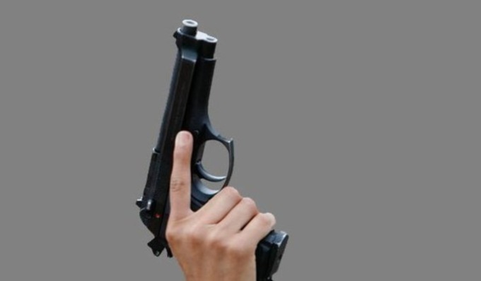 Il cliente non gli paga tutta la merce, lui estrae una pistola e spara in aria