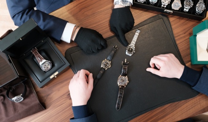 Ruba il Rolex al fidanzato della figlia poi lo rivende in gioielleria, 51enne denunciata