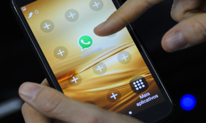 WhatsApp down, segnalazioni in tutta Italia: chat mute anche a Pavia