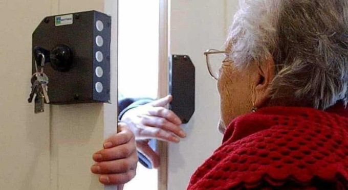 Si fingono tecnici comunali: entrano in casa, immobilizzano anziana 90enne e la rapinano