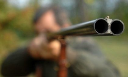 Verrua Po: i proiettili di un cacciatore centrano l'auto di un 45enne schivato per un pelo