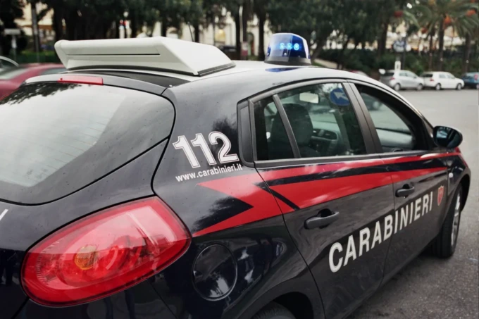 Evade dai domiciliari e prende a pugni i carabinieri, preso dopo inseguimento