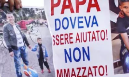 Ucciso dall'assessore, proteste davanti al Tribunale di Pavia: "Qui ci sono gli amici di Adriatici"
