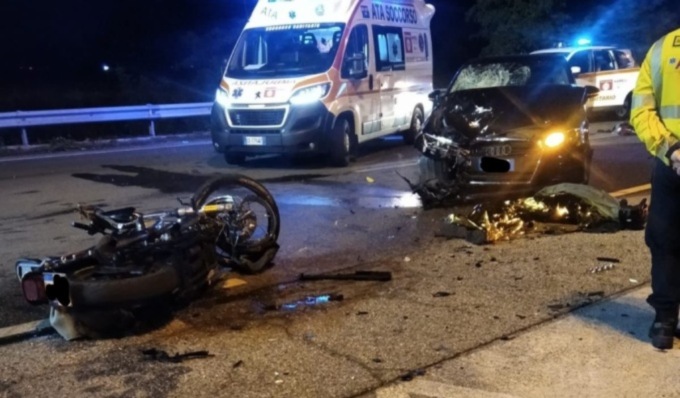 Frontale tra auto e moto: muore centauro, gravissima la compagna