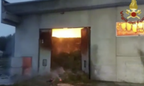 Vasto incendio in un capannone a Corana: il filmato dei vigili del fuoco di Pavia