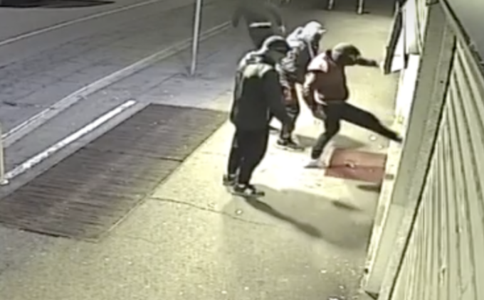 Arrestati in due per furti in bar, tabacchi e sale slot: il filmato delle loro azioni criminali