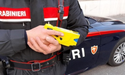 Prende a calci le auto e aggredisce i carabinieri: denunciato un 37enne di Pavia