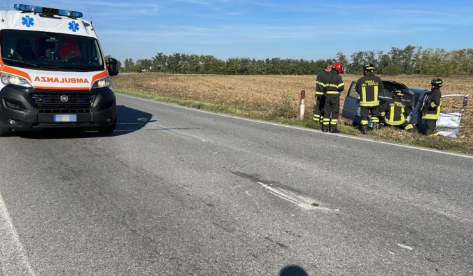 Lo schianto contro il camion poi l’uscita di strada, ferito un uomo