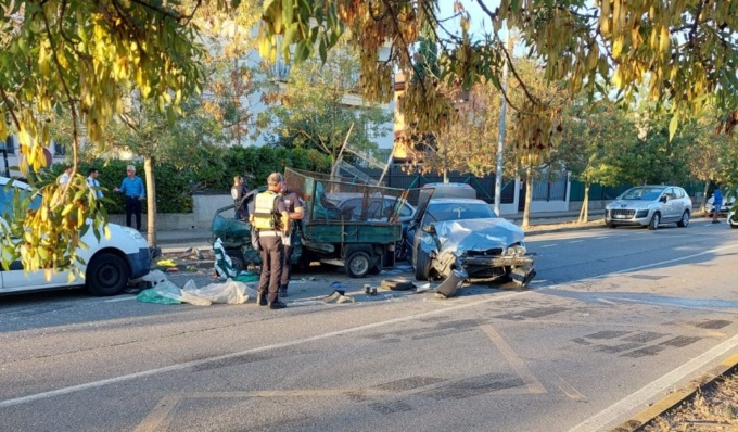 Invade la corsia opposta e si schianta contro un’Apecar, grave 61enne
