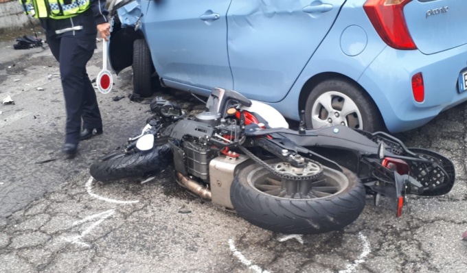 In moto contro un’auto, ragazzo 18enne finisce in ospedale