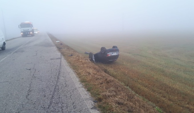 Incidente stradale a Zinasco, auto si ribalta in un campo: tre feriti