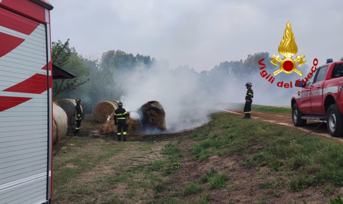 Incendio di rotoballe a Pavia, il filmato dei vigili del fuoco