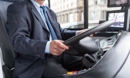 Gruppo di ragazzini minaccia l'autista del bus: corsa interrotta e baby-teppisti in fuga