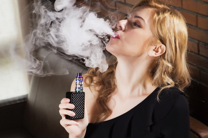 Sigarette elettroniche e tabacco riscaldato aiutano a smettere di fumare? Lo studio targato anche Pavia