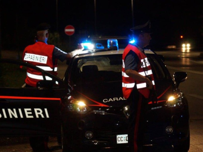 Nella borsa droga, due coltelli e 2mila euro in contanti: 32enne denunciata per spaccio