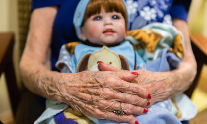 Cilavegna: terapia con le bambole per i malati di Alzheimer di Casa Serena