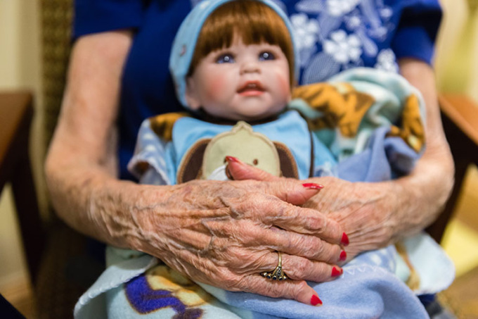 Cilavegna: terapia con le bambole per i malati di Alzheimer di Casa Serena