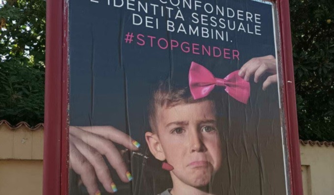 Manifesti “no gender” a Pavia: “Fuori legge, vanno tolti”. Pro Vita: “Pienamente legittimi”
