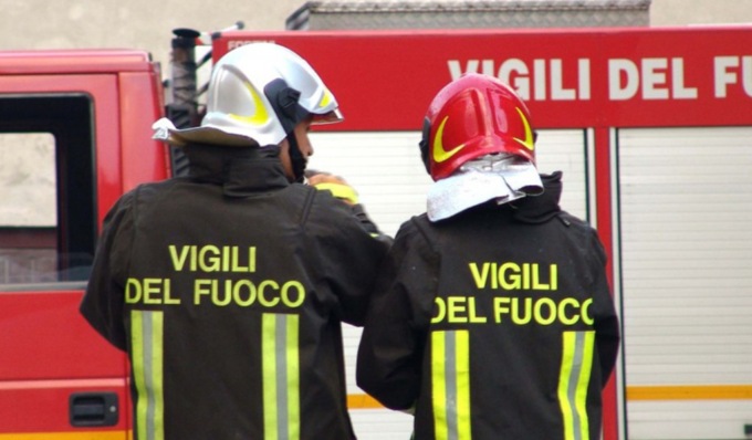 Lascia il pentolino sul fornello acceso, si alza un denso fumo che invade la palazzina