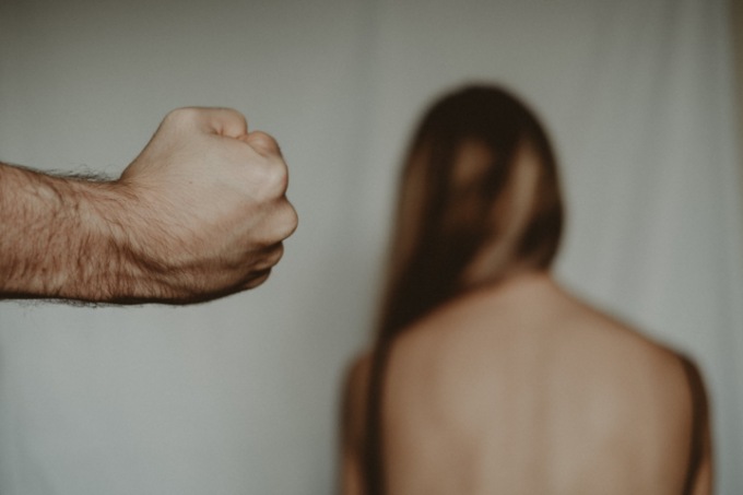 Violenza domestica a Portalbera, sbatte la testa della moglie per terra tirandole i capelli