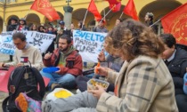 Studentessa disabile cacciata dall'aula perché mangiava: studenti in protesta (con la "schiscetta") sotto al Rettorato