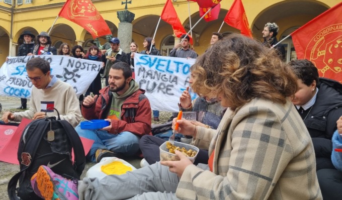 Studentessa disabile cacciata dall’aula perché mangiava: studenti in protesta (con la “schiscetta”) sotto al Rettorato