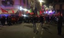 A Pavia sfilano cortei di estrema destra e antifascisti, a separarli il Ticino