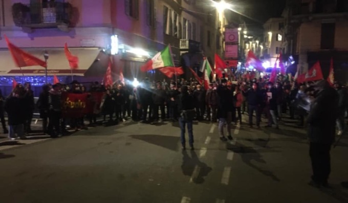 A Pavia sfilano cortei di estrema destra e antifascisti, a separarli il Ticino