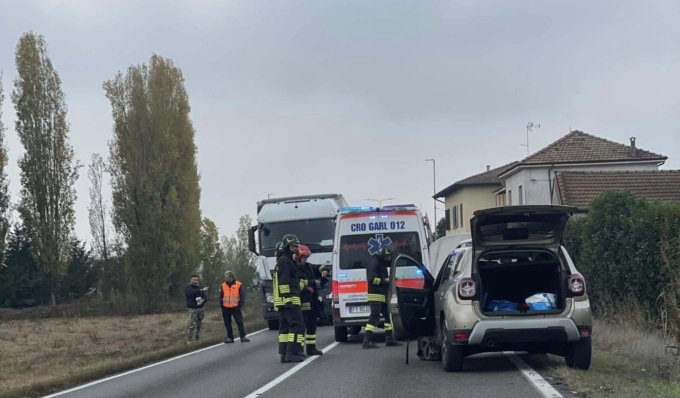 Cinque persone ferite nello scontro tra due auto lungo la provinciale