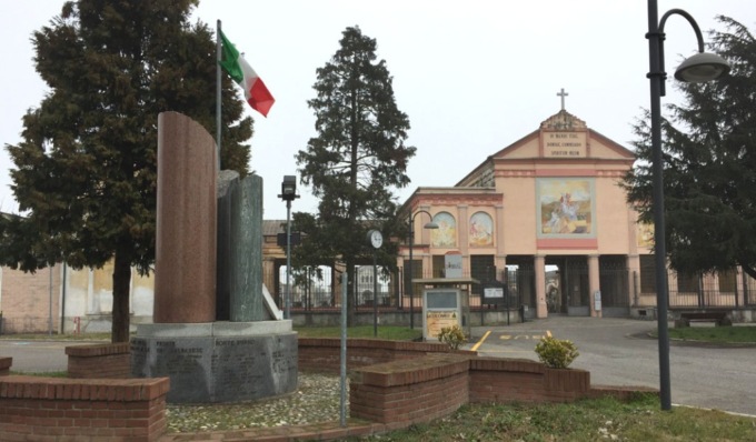 Rubano la bandiera tricolore dal cimitero di Belgioioso: tre minori denunciati