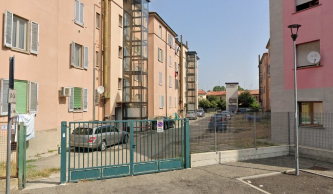 Incendio in casa, per sfuggire alle fiamme si lancia dalla finestra: muore 77enne