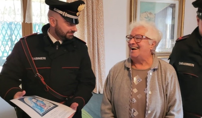 Pensionata 87enne sola in casa chiama i Carabinieri e chiede di farle un po’ di compagnia