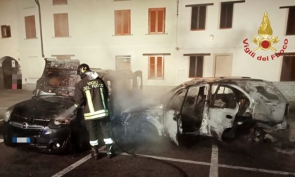 Auto in sosta prende fuoco, le fiamme raggiungono altre vetture