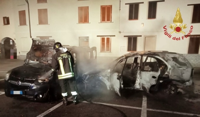 Auto in sosta prende fuoco, le fiamme raggiungono altre vetture