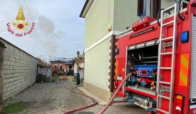 Villetta avvolta dalle fiamme a Nicorvo, ingenti danni e casa inagibile