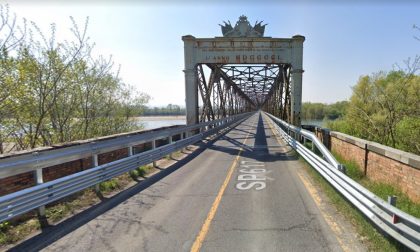 Pullman incastrato all’entrata del Ponte della Becca, ci sono 5 feriti