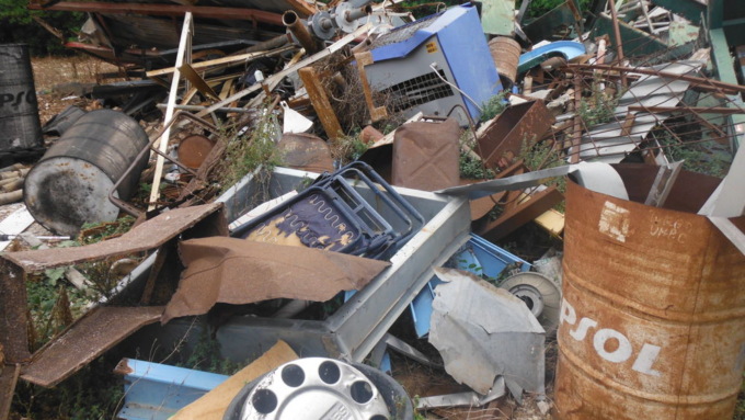Stoccava rifiuti senza permesso in un’area di 200 mq, denunciato alla procura