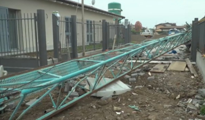 Crolla una gru in cantiere e travolge due operai: sono gravissimi