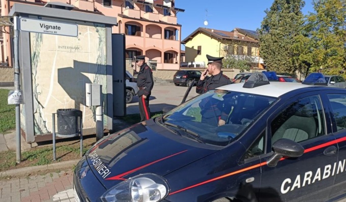 A rubare monete dal distributore d’acqua (con il figlio di tre anni): coppia arrestata