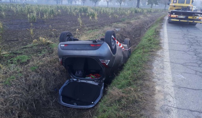 Auto ribaltata nel fosso a Filighera, una donna di 49 anni in ospedale