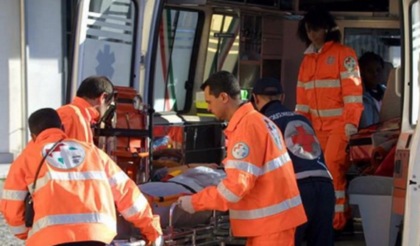 Auto esce di strada lungo la provinciale e finisce in un canale, feriti una 47enne e un 22enne