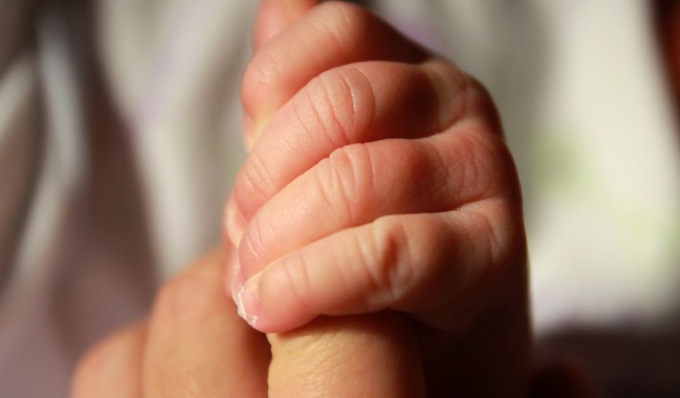 Mamma 40enne muore nel sonno, la figlia di 4 anni la veglia fino al pomeriggio seguente